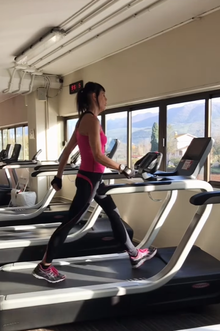 74-річна жінка каже, що не старіє, хоч щовечора випиває пляшку вина: як виглядає красуня