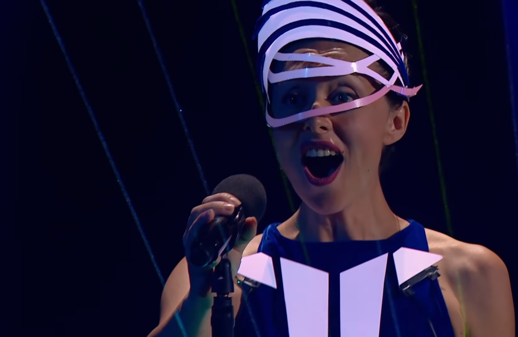 Единственная в мире дива-украинка, играющая на лазерной арфе, показала свое лицо: ее голос знают все и давно