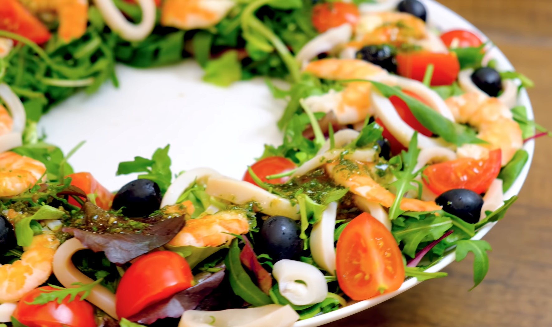 Три простых и быстрых салата на Новый год, которые порадуют &quot;королевским&quot; вкусом