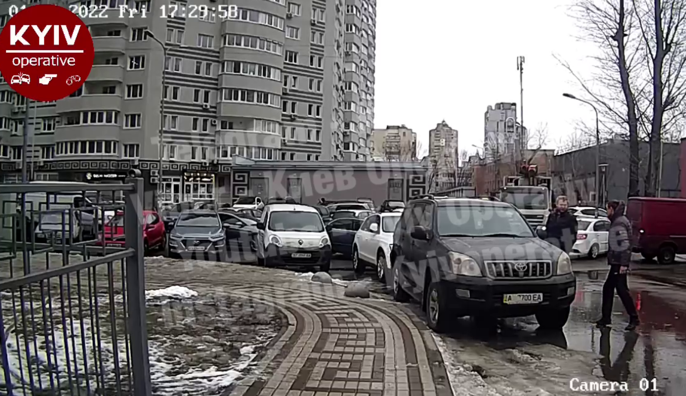В Киеве сын экс-чиновника избил прохожего до полусмерти из-за замечания о парковке (видео)