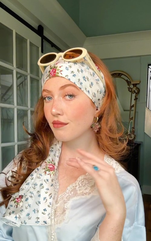 Как носить шелковый платок летом, чтобы выглядеть стильно: 3 идеи, которые легко повторить (видео)