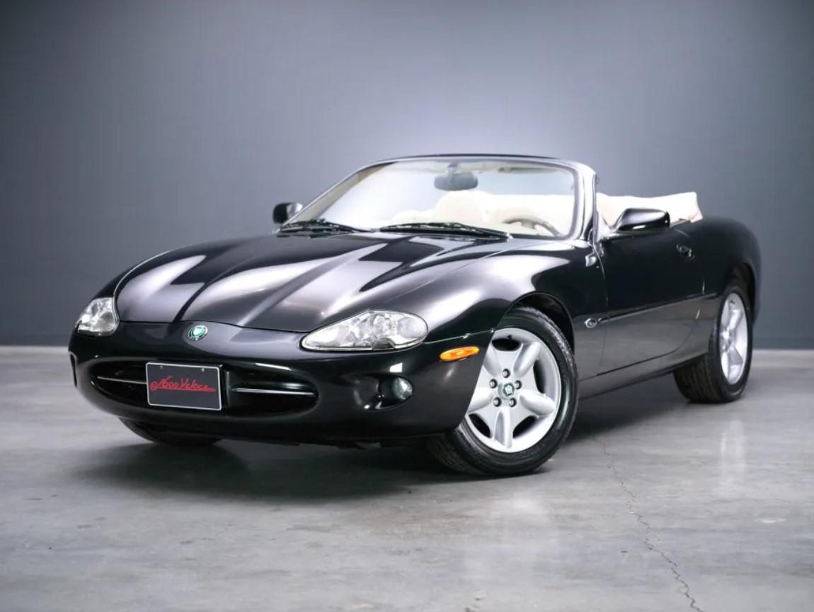 Річард Гір виставив на продаж свій розкішний Jaguar заради українців: як виглядає авто