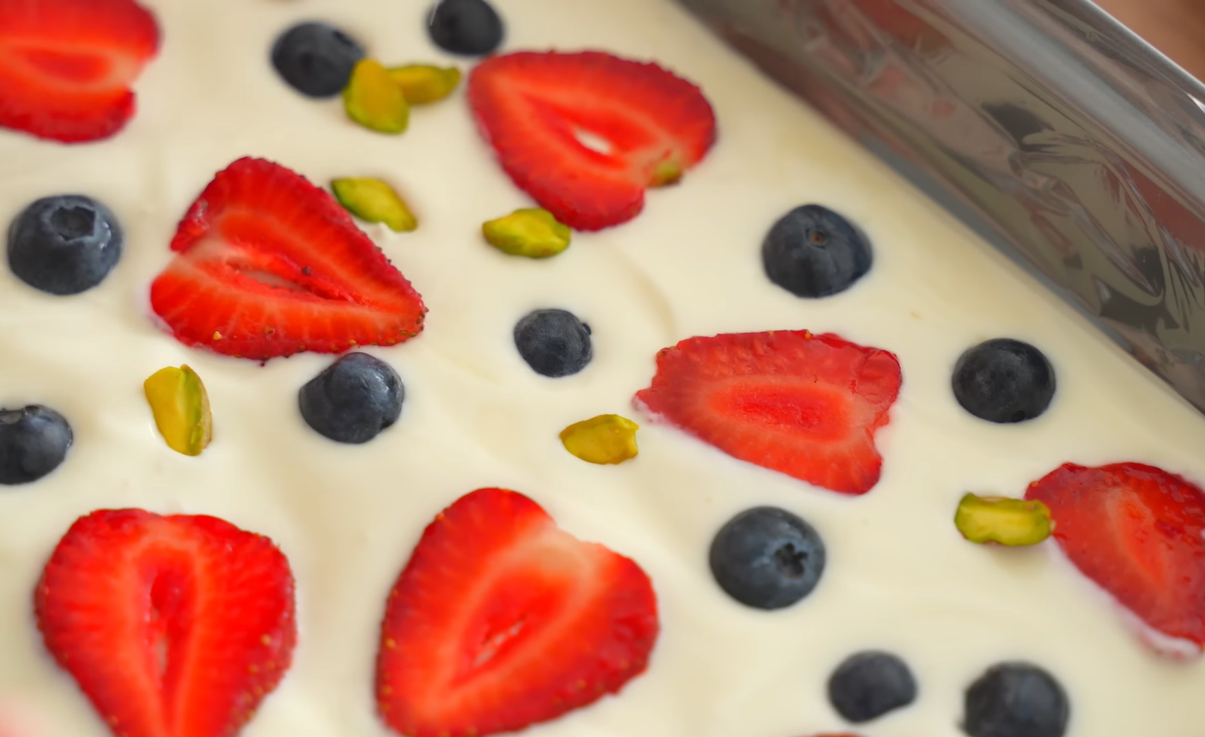 Літній десерт з пари інгредієнтів без випічки: готується в лічені хвилини