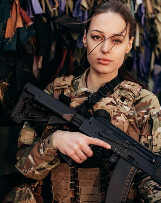 Молода захисниця рятує життя на фронті і підкорює красою мережу: фото &quot;української Лари Крофт&quot;