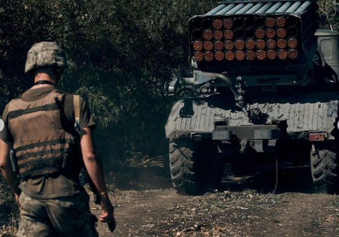 Кавуни під захистом ЗСУ: мережу захопили видовищні кадри роботи арти по позиціях ворога