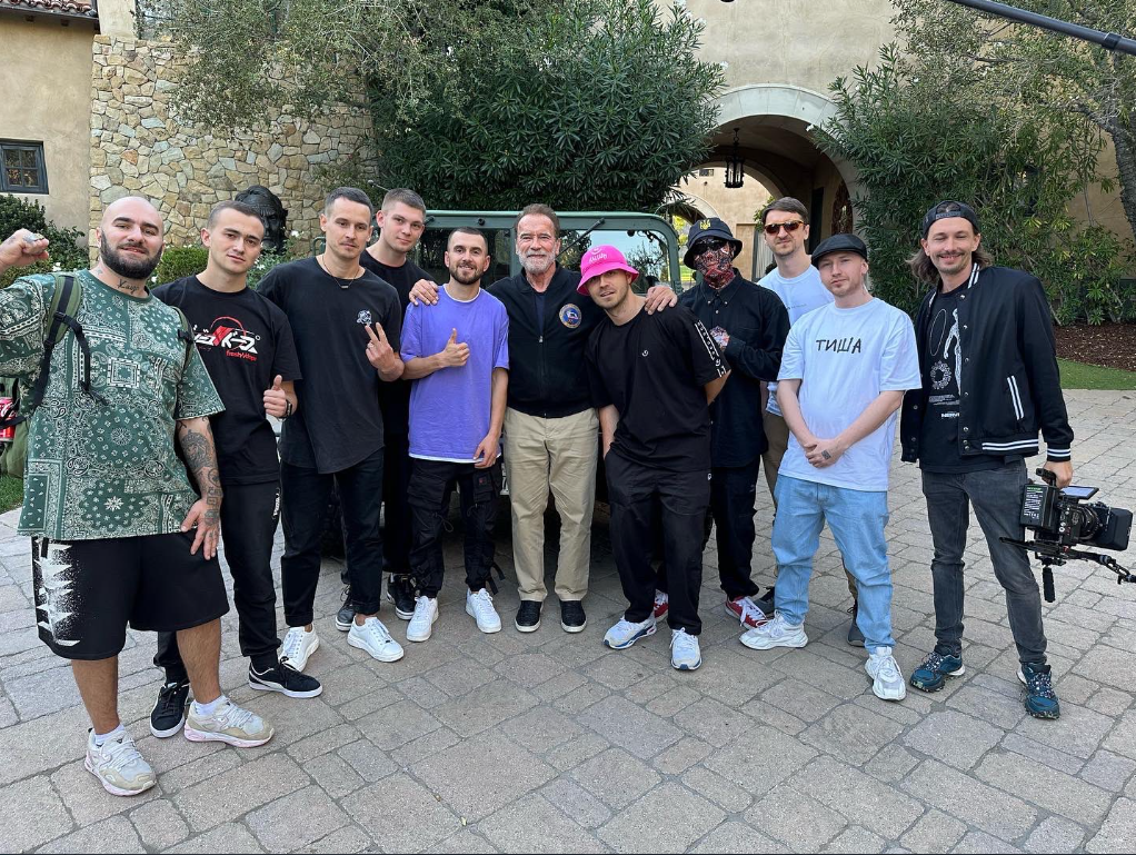 Арнольд Шварценеггер встретился Kalush Orchestra и примерял розовую панаму (фото)