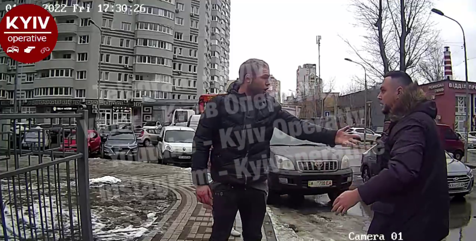 У Києві син екс-чиновника побив перехожого до напівсмерті через зауваження про паркування (відео)