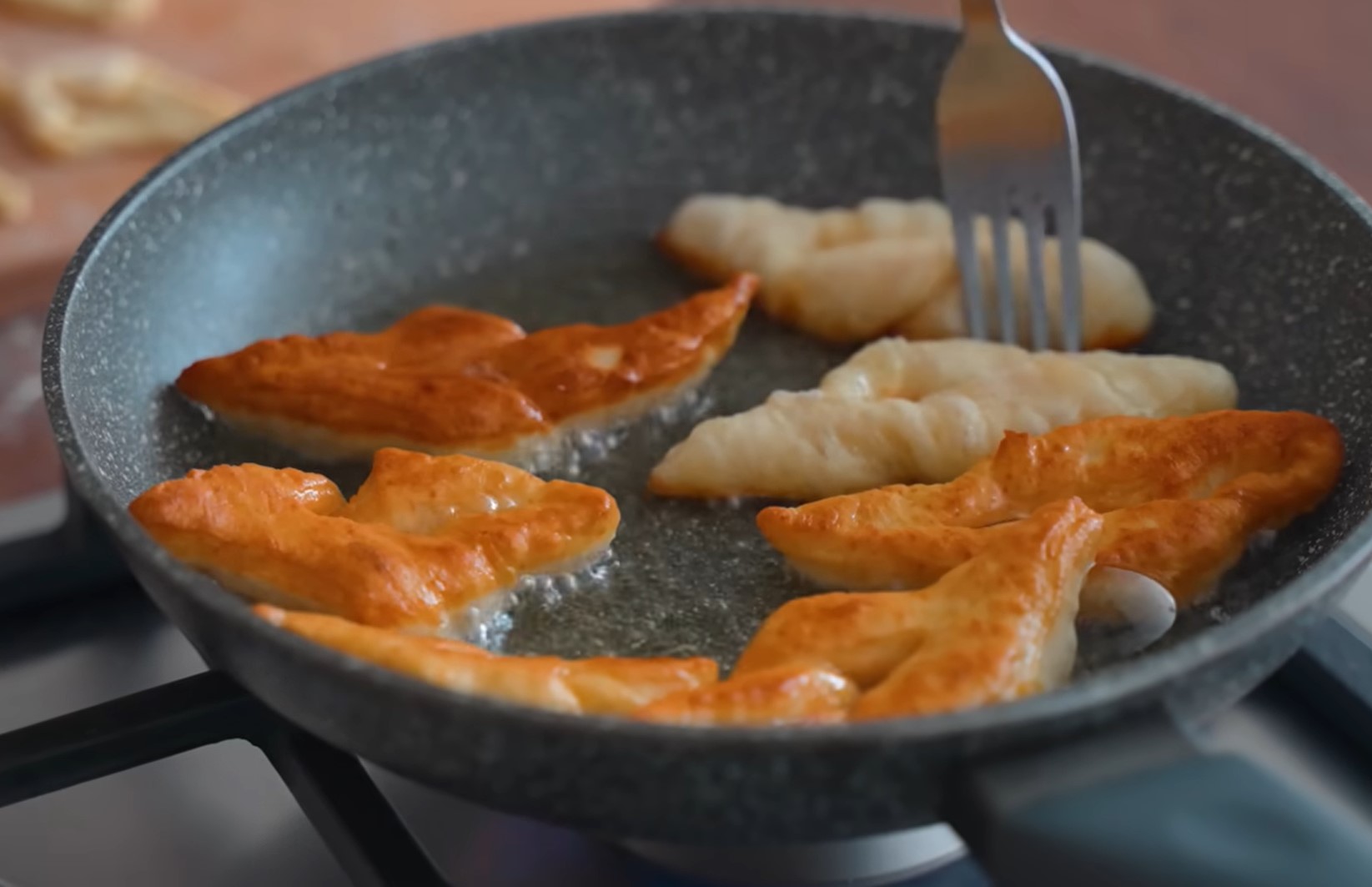 Украинские вергуны на сковороде: бюджетная выпечка на кефире за 20 минут