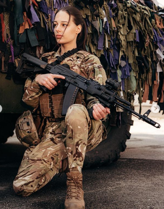 Молода захисниця рятує життя на фронті і підкорює красою мережу: фото &quot;української Лари Крофт&quot;
