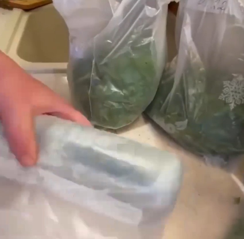 Как заморозить укроп, чтобы он не превратился в кашу: простой лайфхак