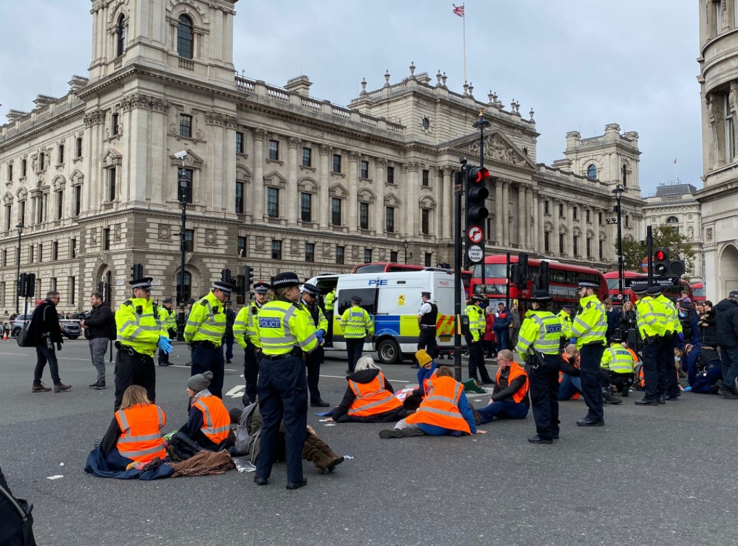 Климатические активисты перекрыли главные дороги в центре Лондона