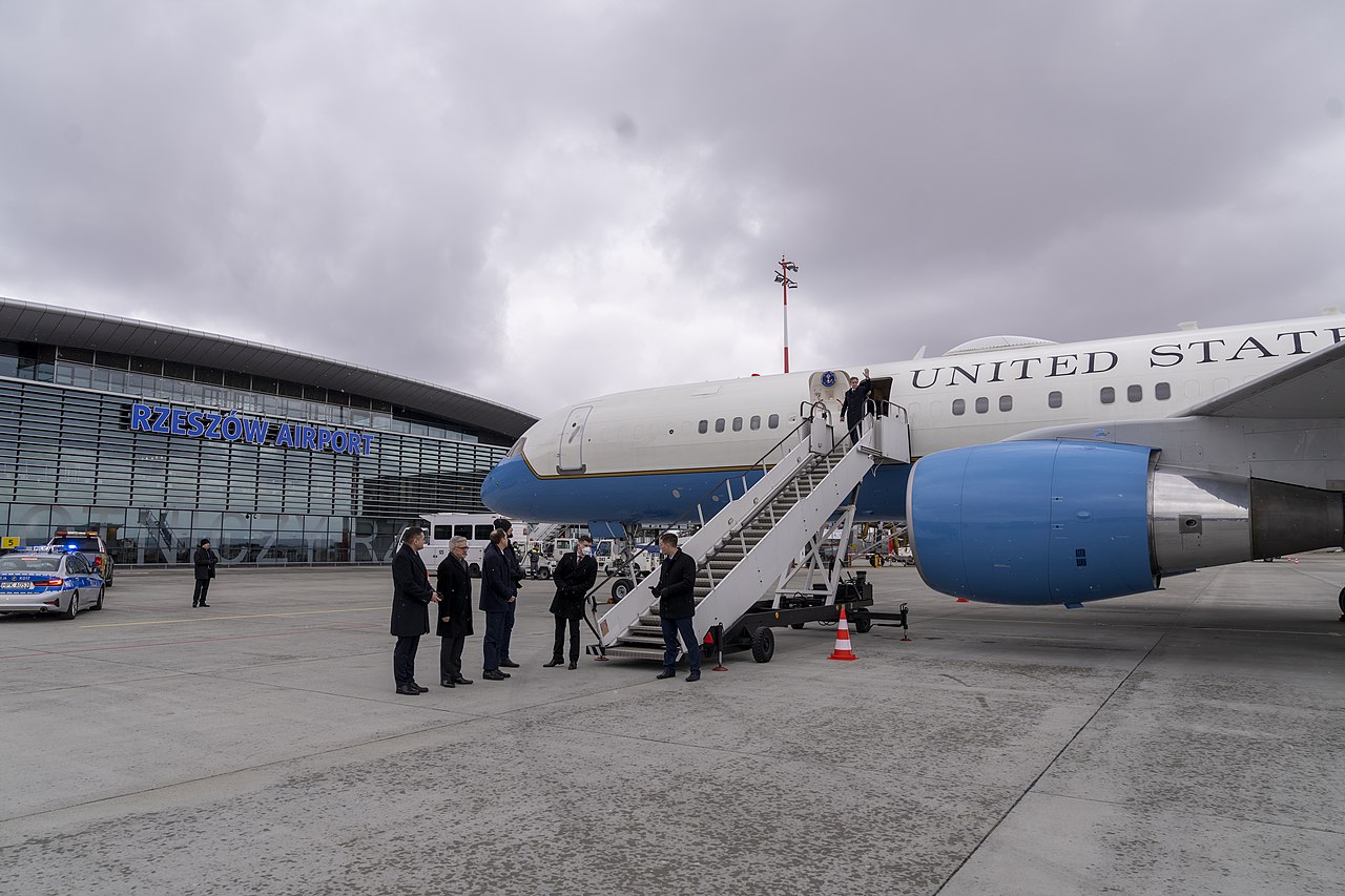 Госсекретарь США Энтони Блинкен в аэропорту Жешува 5 марта 2022 года