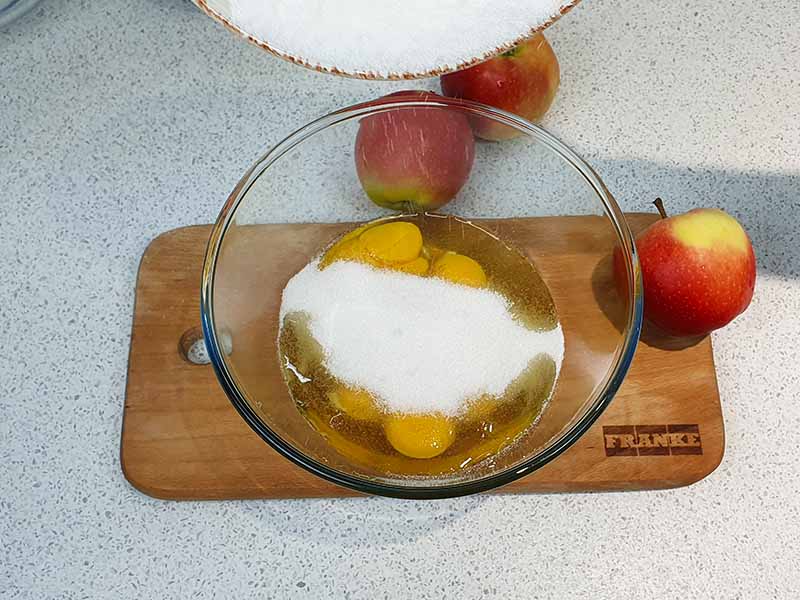 Клопотенко дав рецепт розкішної шарлотки з яблуками і секретним інгредієнтом: готуємо за 30 хвилин!