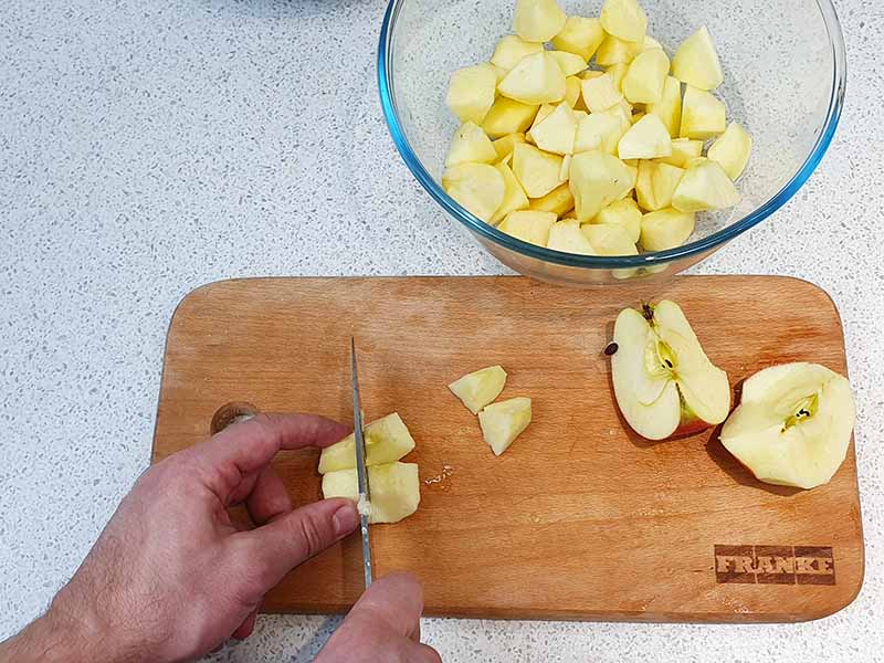 Клопотенко дав рецепт розкішної шарлотки з яблуками і секретним інгредієнтом: готуємо за 30 хвилин!