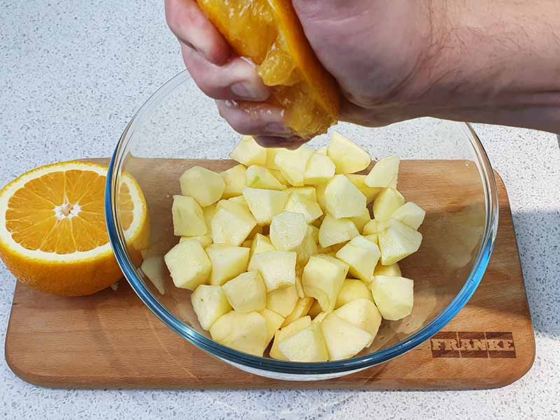 Клопотенко дав рецепт розкішної шарлотки з яблуками і секретним інгредієнтом: готуємо за 30 хвилин!