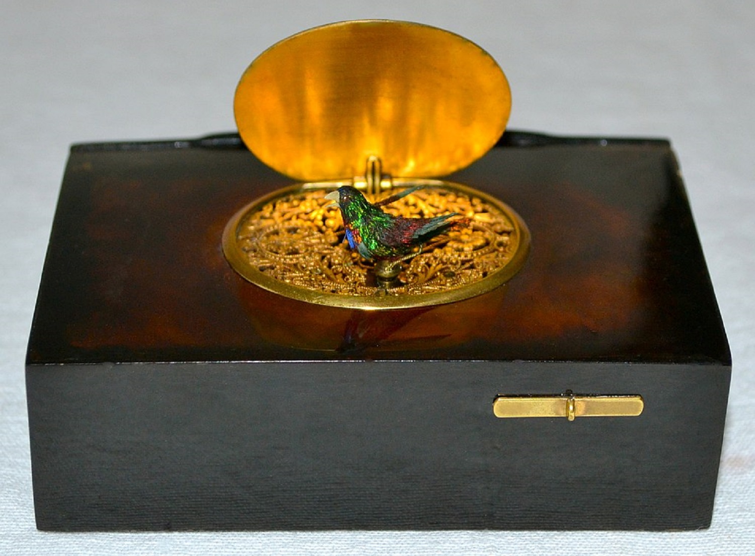 Не лише золото і срібло. Предмети з яких матеріалів найбільше цінують колекціонери