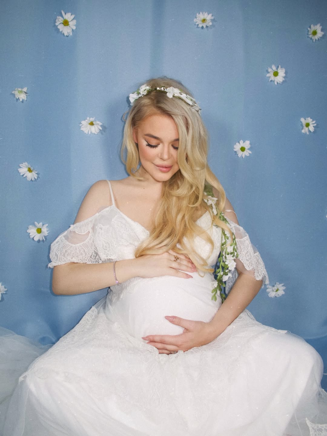 Модные образы для малыша: беременная Алина Гросу показала, во что будет одевать сына