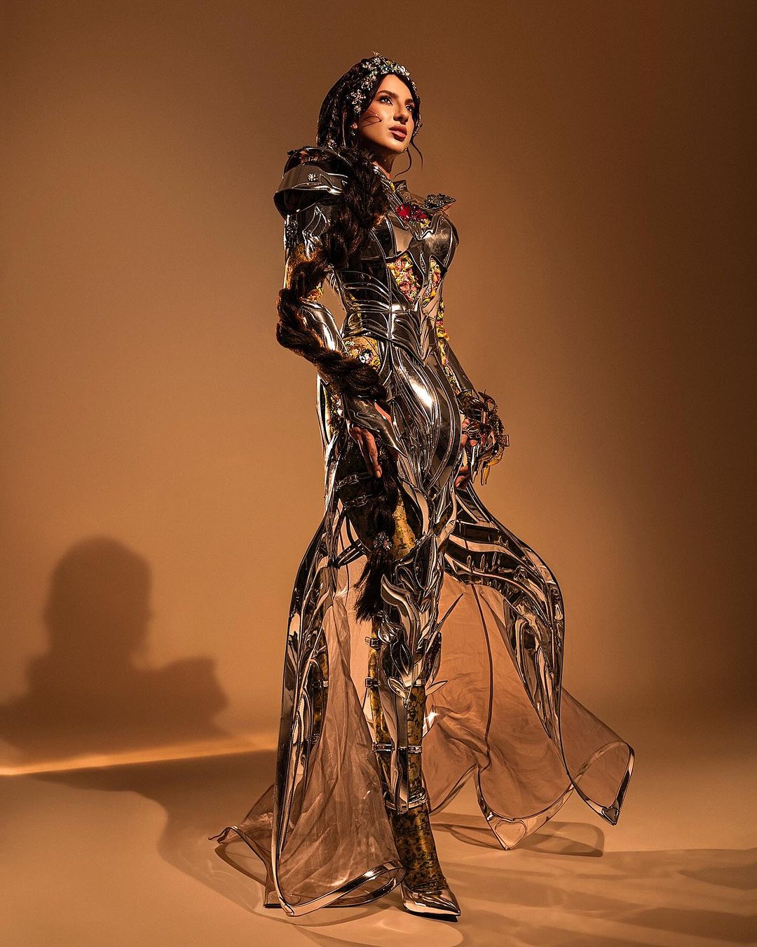 Защитные латы и броня: Алина Пономаренко представила национальный костюм для "Мисс Вселенная-2024"