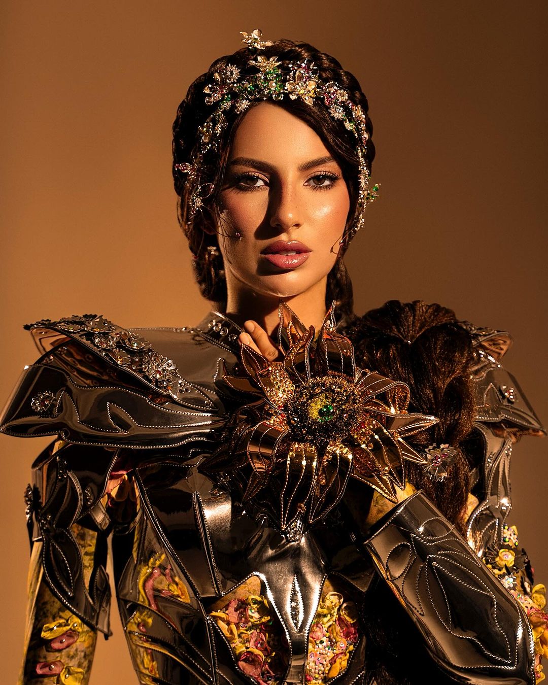 Защитные латы и броня: Алина Пономаренко представила национальный костюм для "Мисс Вселенная-2024"