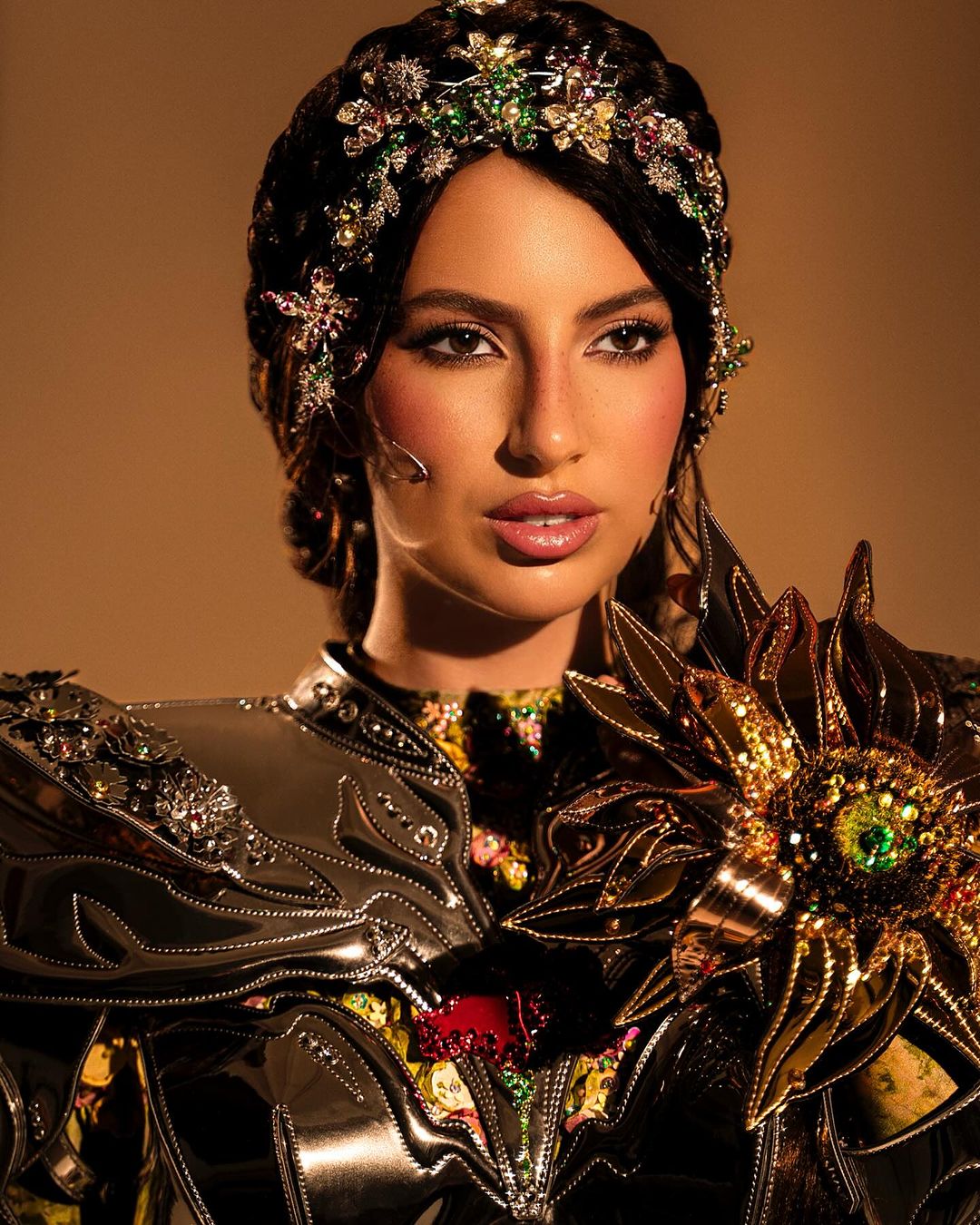 Защитные латы и броня: Алина Пономаренко представила национальный костюм для &quot;Мисс Вселенная-2024&quot;