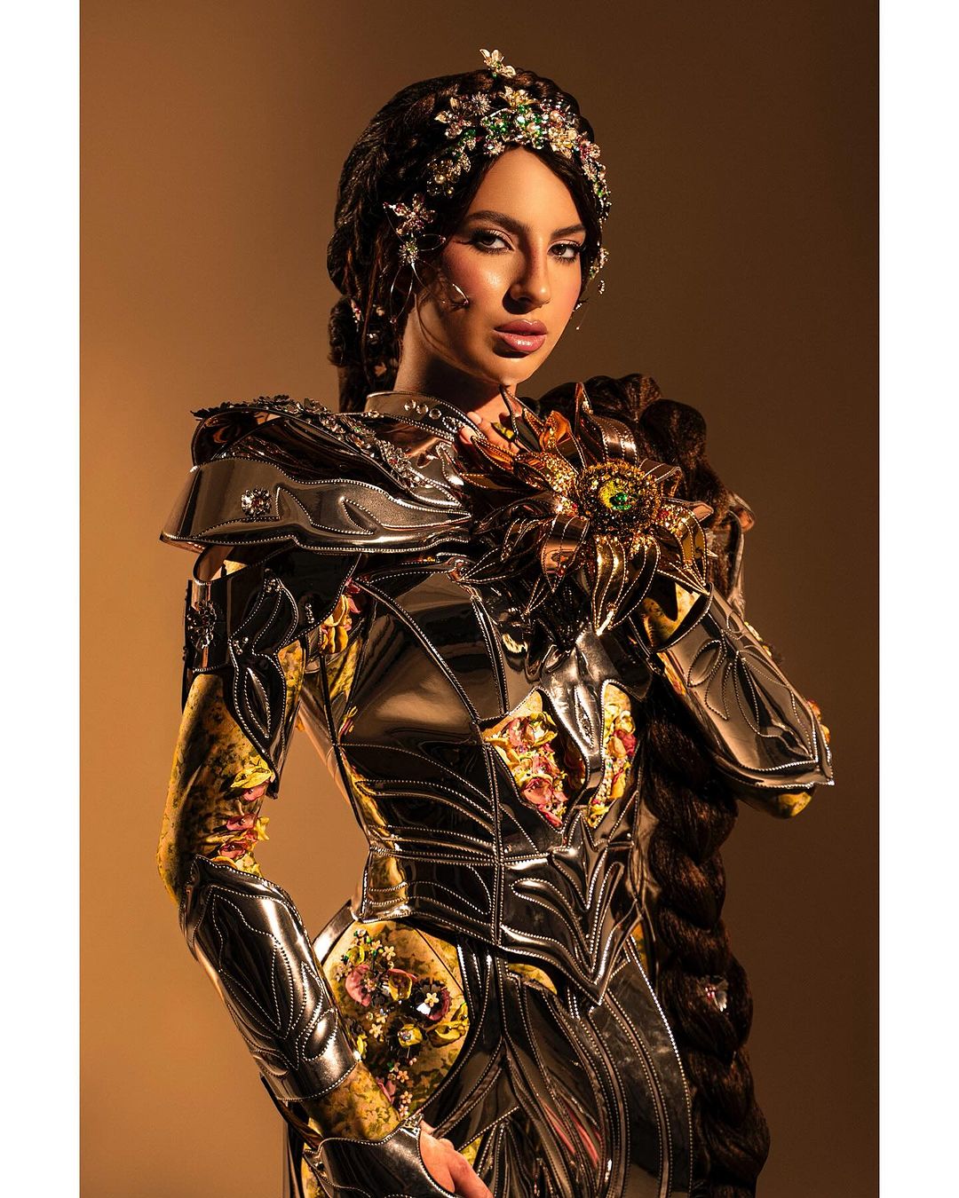 Защитные латы и броня: Алина Пономаренко представила национальный костюм для "Мисс Вселенная-2024"