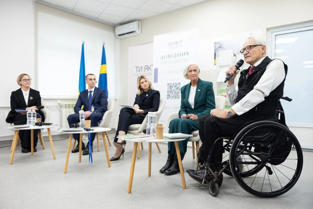 В костюме и с символической брошью. Елена Зеленская во время встречи показала новый стильный образ