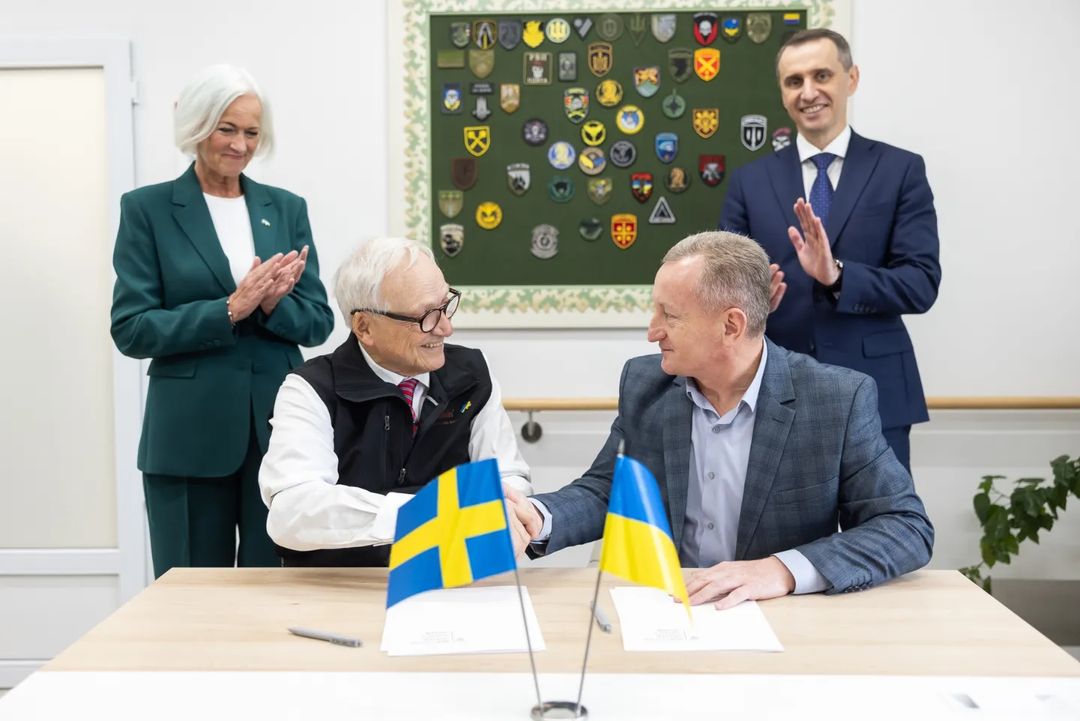 В костюме и с символической брошью. Елена Зеленская во время встречи показала новый стильный образ