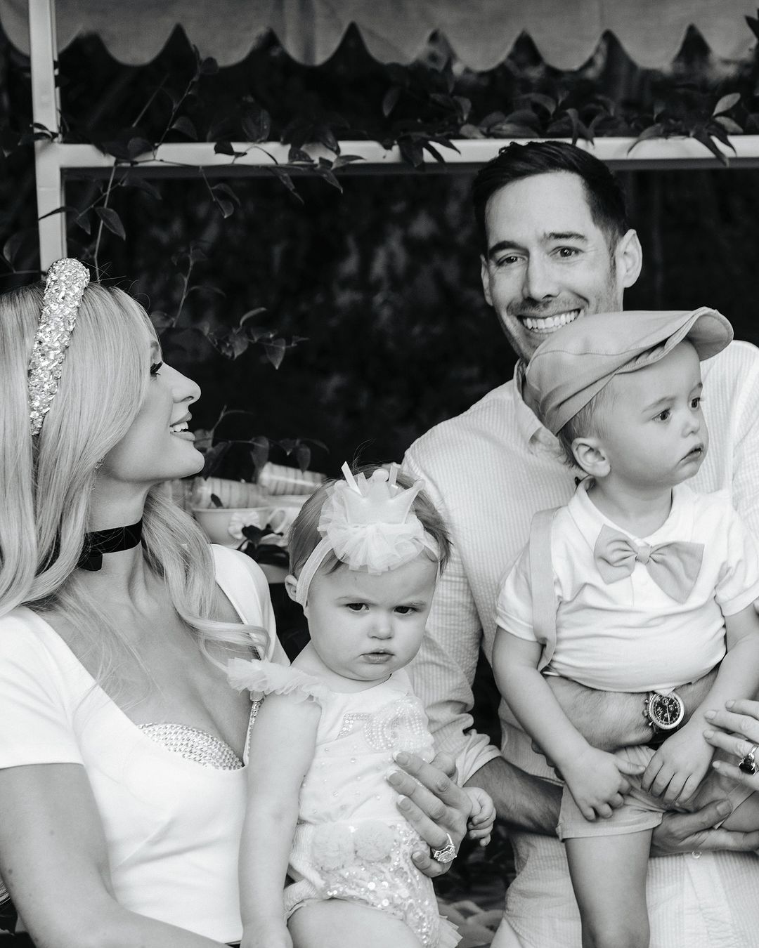 "Весь мой мир": Пэрис Хилтон растрогала сеть семейными кадрами с детьми