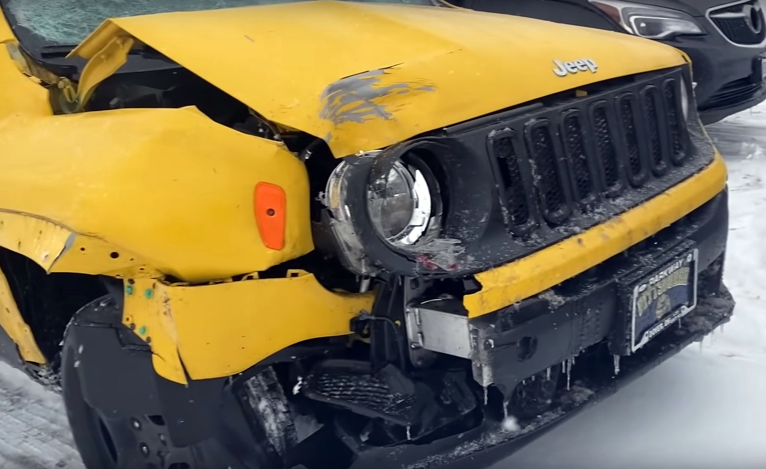 Терминатор, наши дни: водитель снегоуборщика разбил почти 50 машин при расчистке дороги