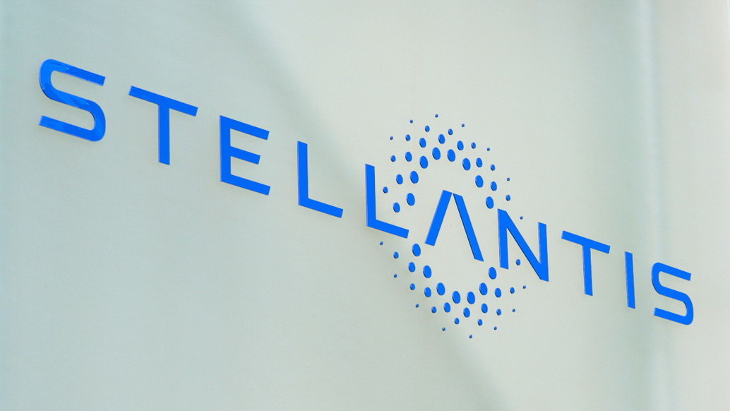 Примус до електрифікації: голова Stellantis проти різкого переходу на електромобілі