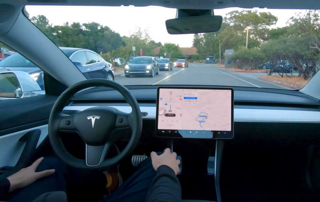 Ігнорують знак &quot;Стоп&quot;: Tesla відкликає 54 тисячі електромобілів через несправність автопілота