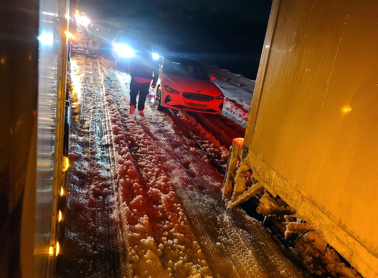 Выживший: водитель Tesla продержался 14 часов в снежную бурю и не разрядил батарею