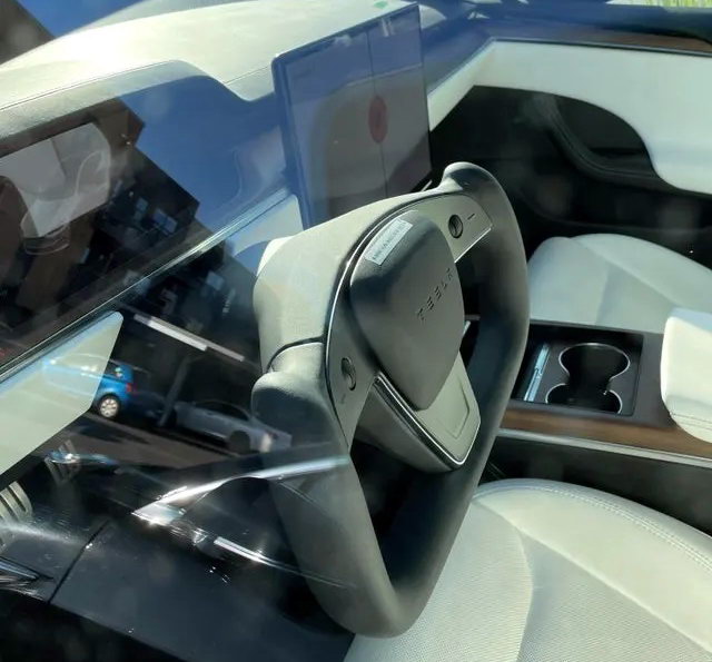 Все як у людей: Tesla поставила звичайний клаксон на свій революційний штурвал