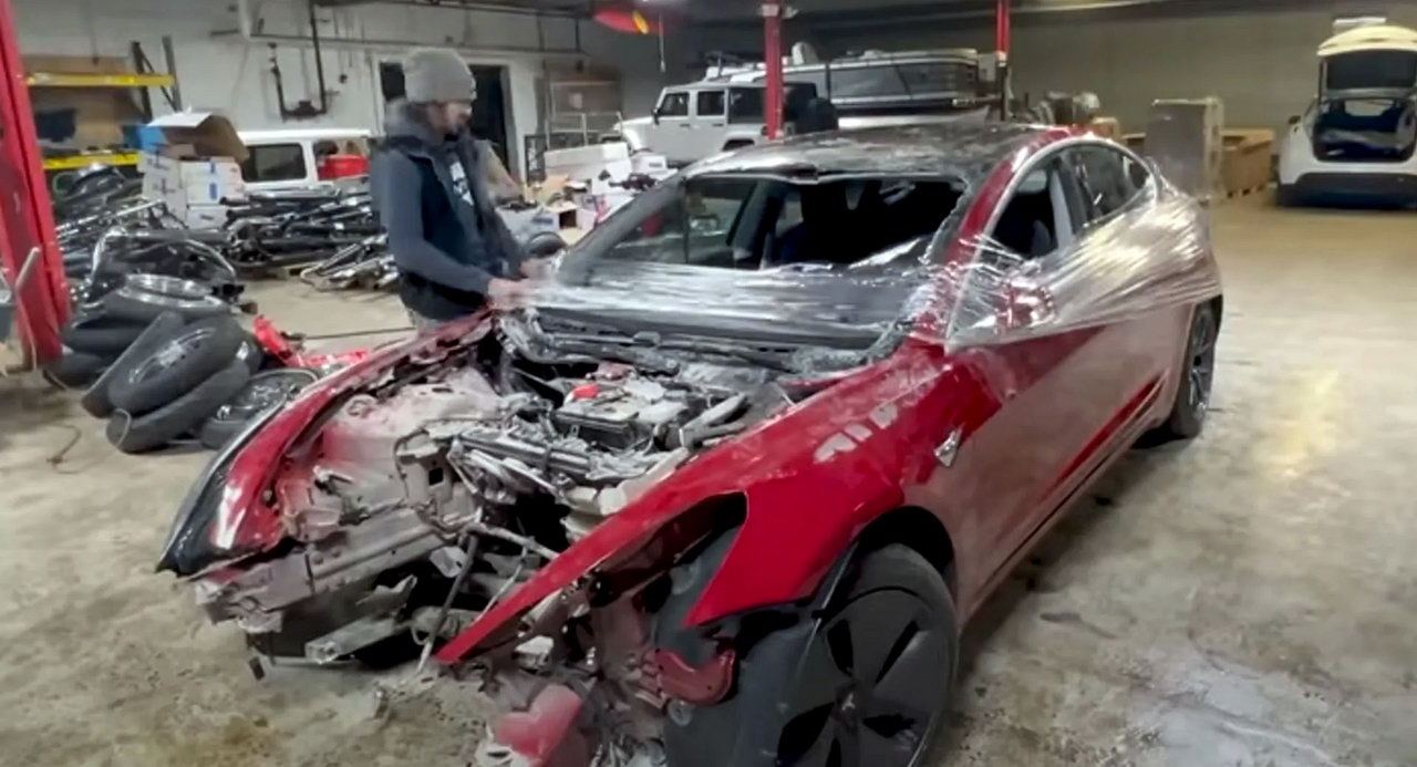 Не треба викидати розбиту Tesla: у США на електромобіль Model 3 встановили дизельний ДВЗ