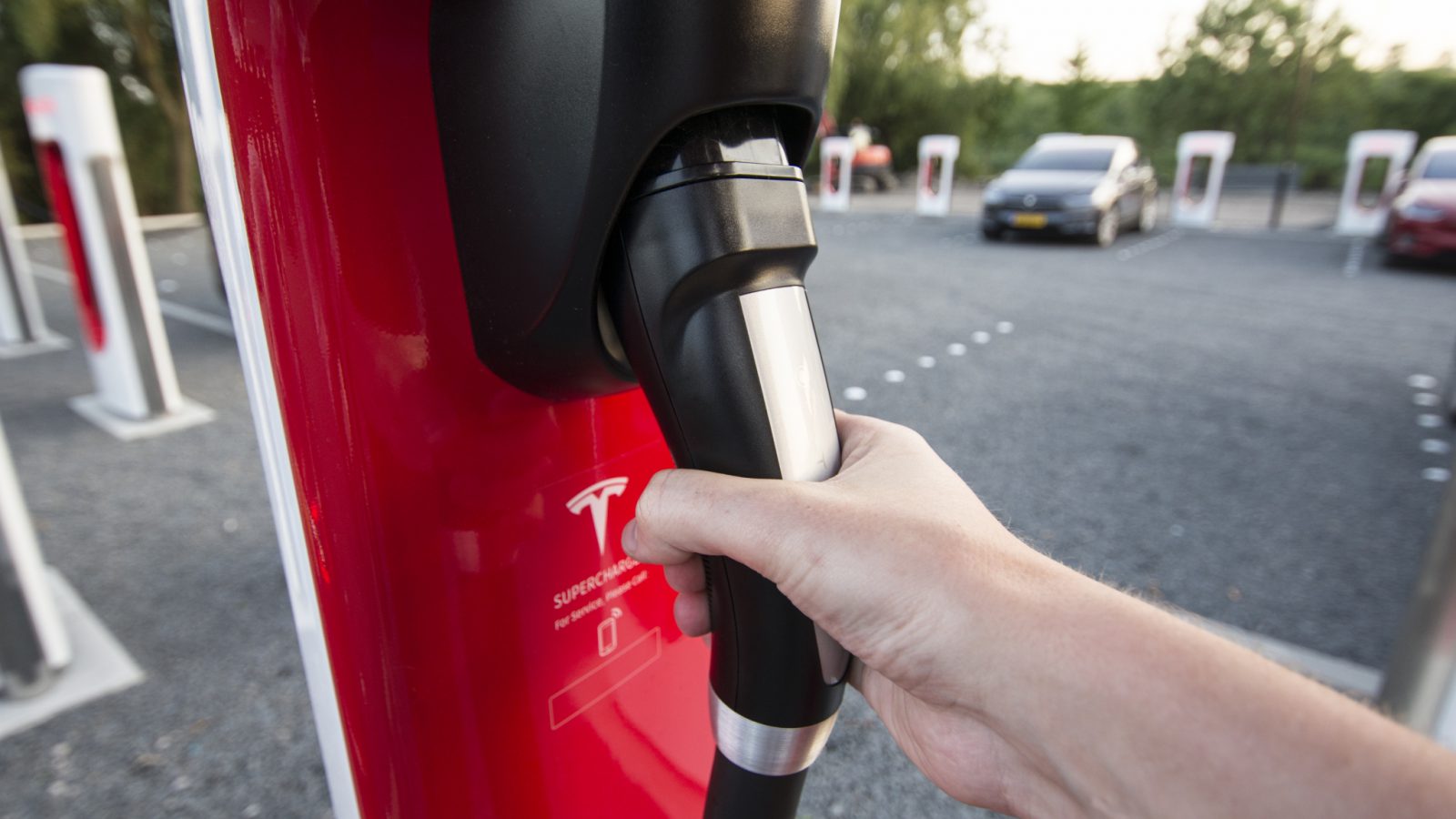 Электрический кроссовер VW ID.5 и зарядки Tesla Supercharger всем желающим. Главное из мира авто