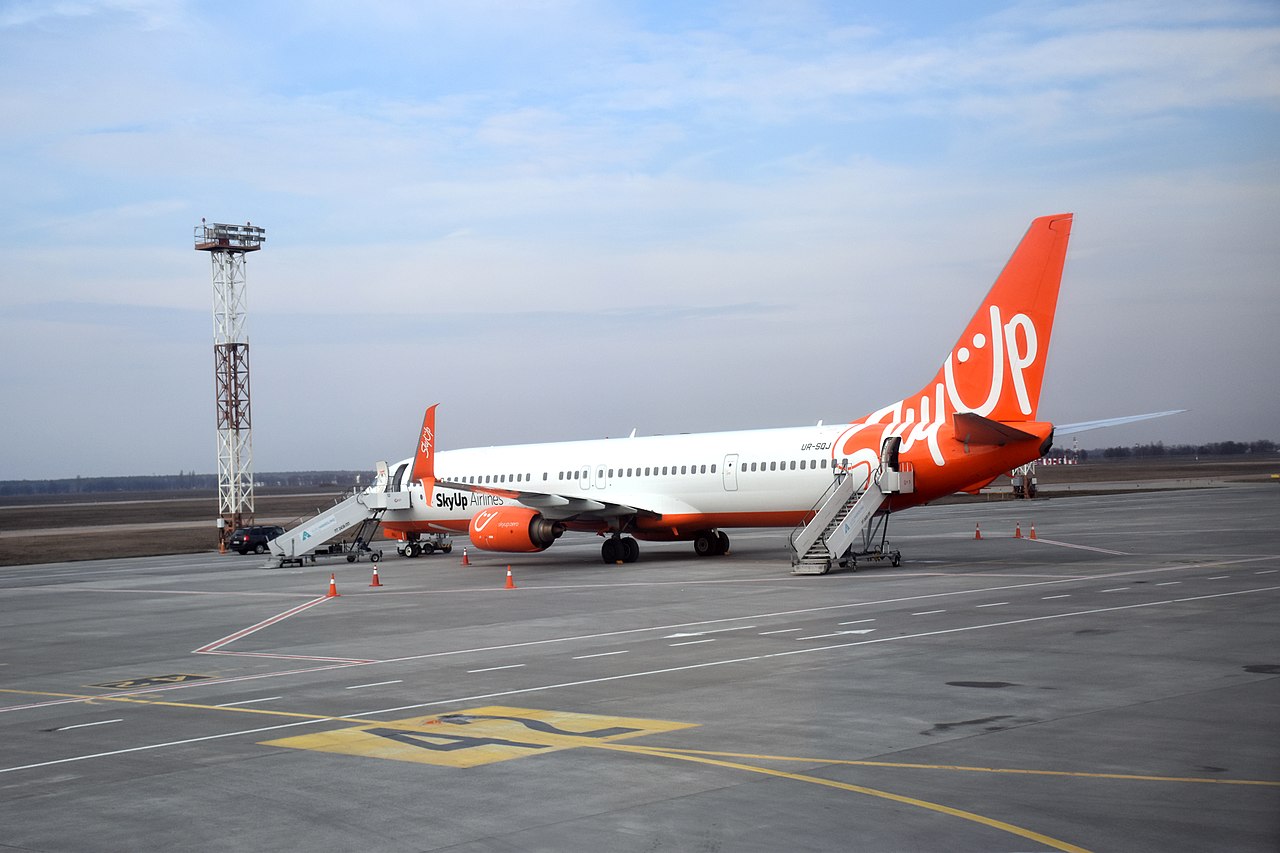 Польоти за кордоном. Як працюють українські авіакомпанії під час війни