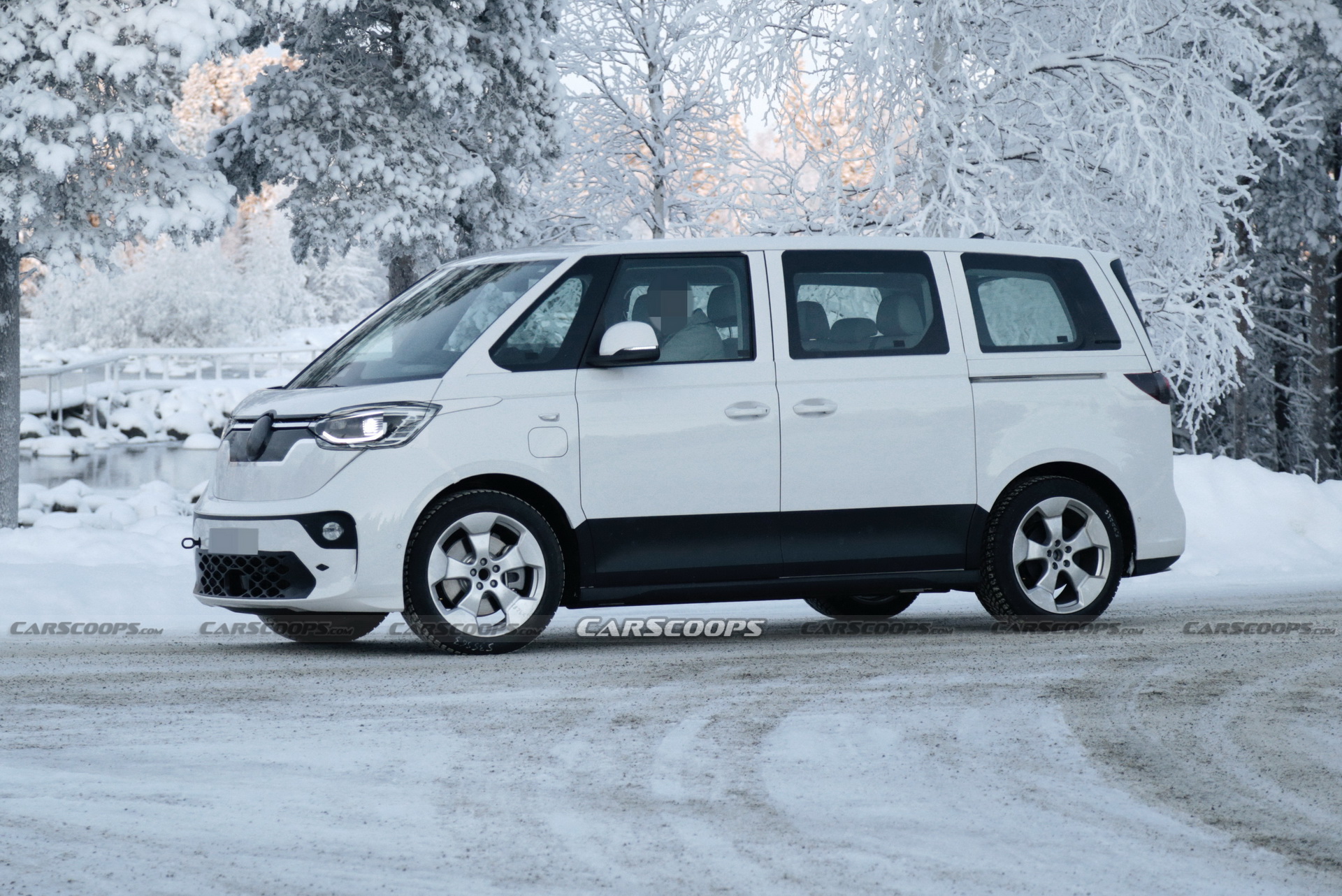 365 &quot;сил&quot; і два мотори: електричний спадкоємець VW Multivan вийшов на тести без камуфляжу