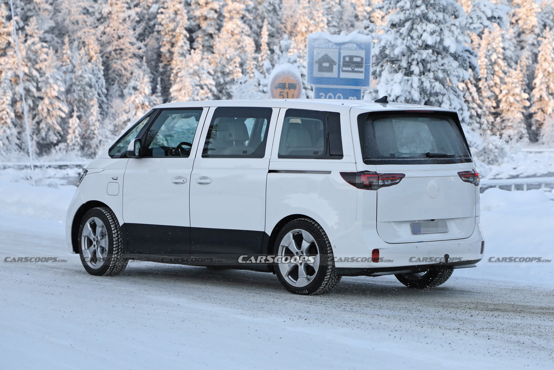 365 &quot;сил&quot; і два мотори: електричний спадкоємець VW Multivan вийшов на тести без камуфляжу