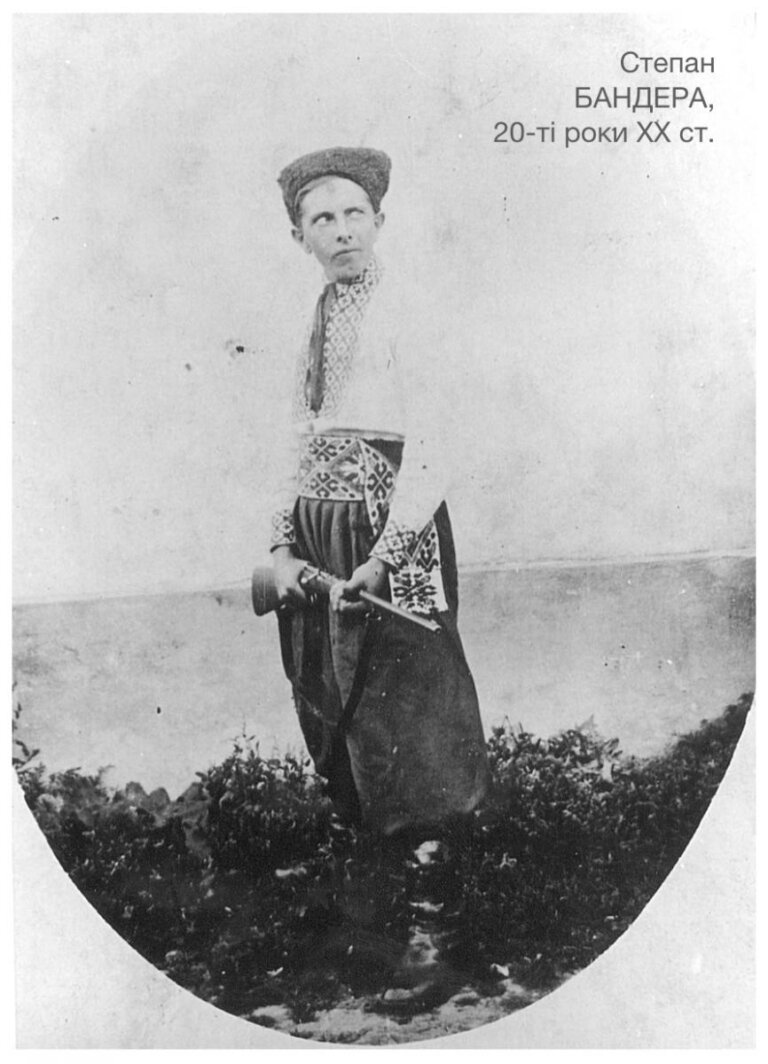 Епифаний провел службу в рубашке с орнаментом из вышиванки Степана Бандеры (фото)