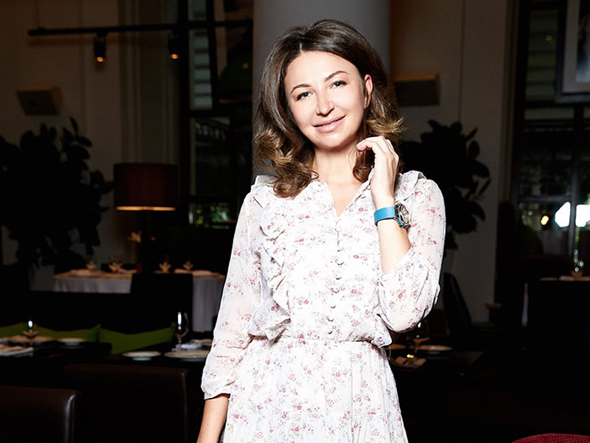 Мати Ілона Маска виступить на одній сцені з росіянками: розгорається скандал