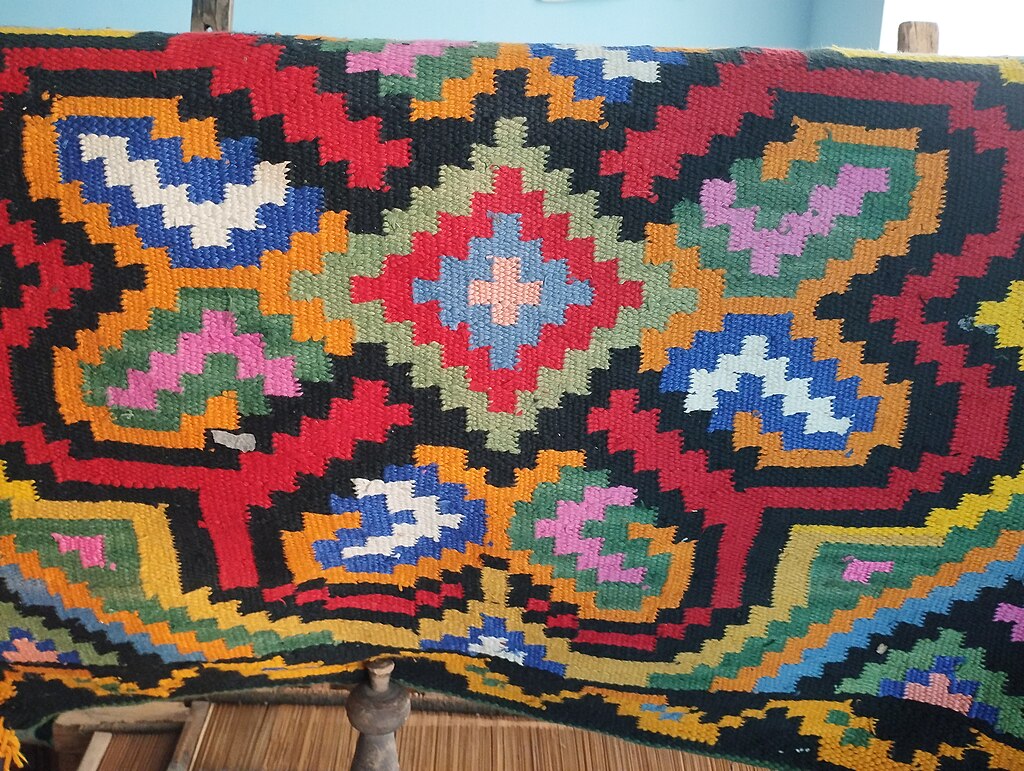 Які таємні знаки приховують українські килими: як ці символи захищали від зла