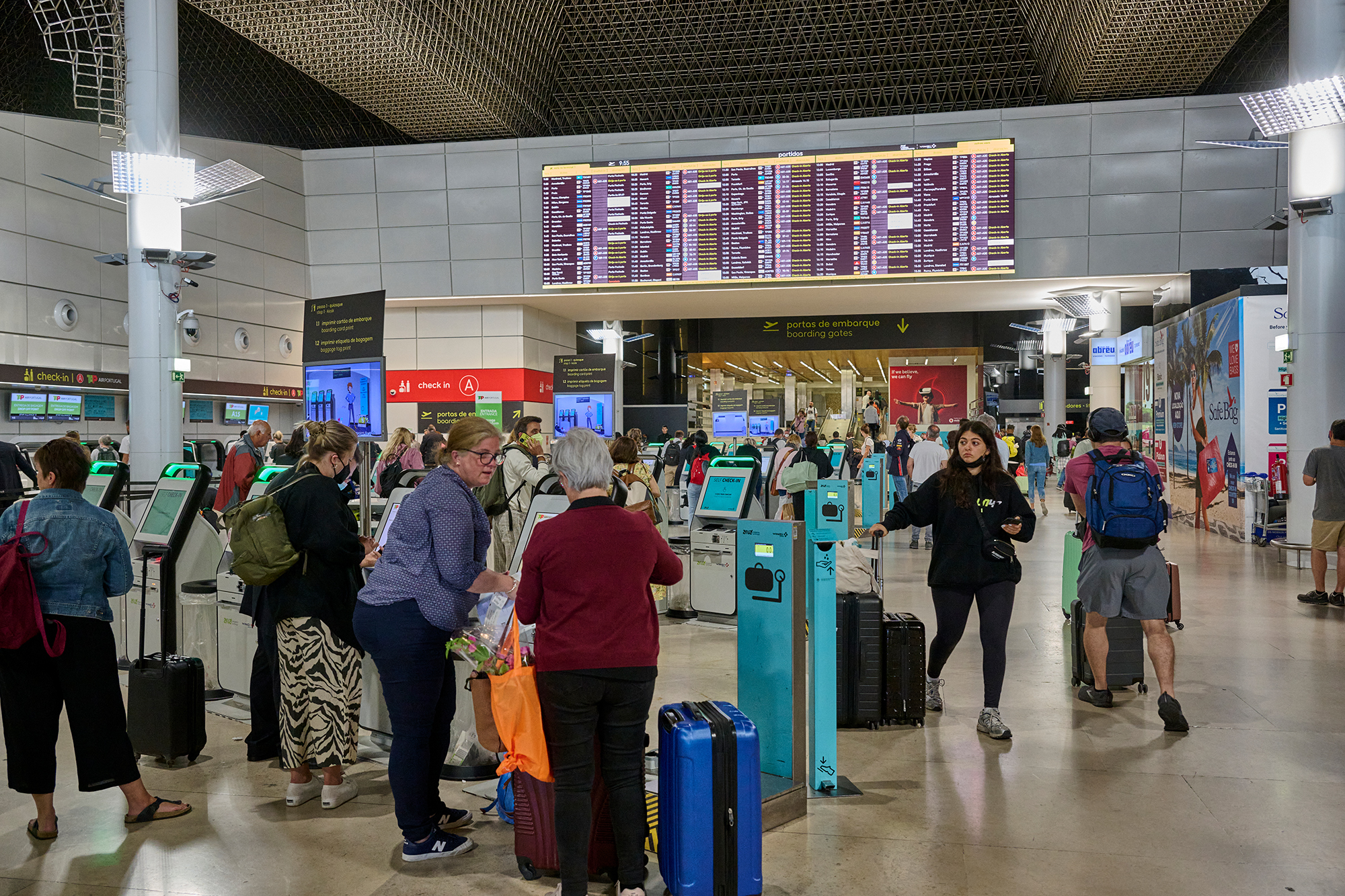 Аэропорты Европы охватили забастовки, рейсы отменяют: что происходит