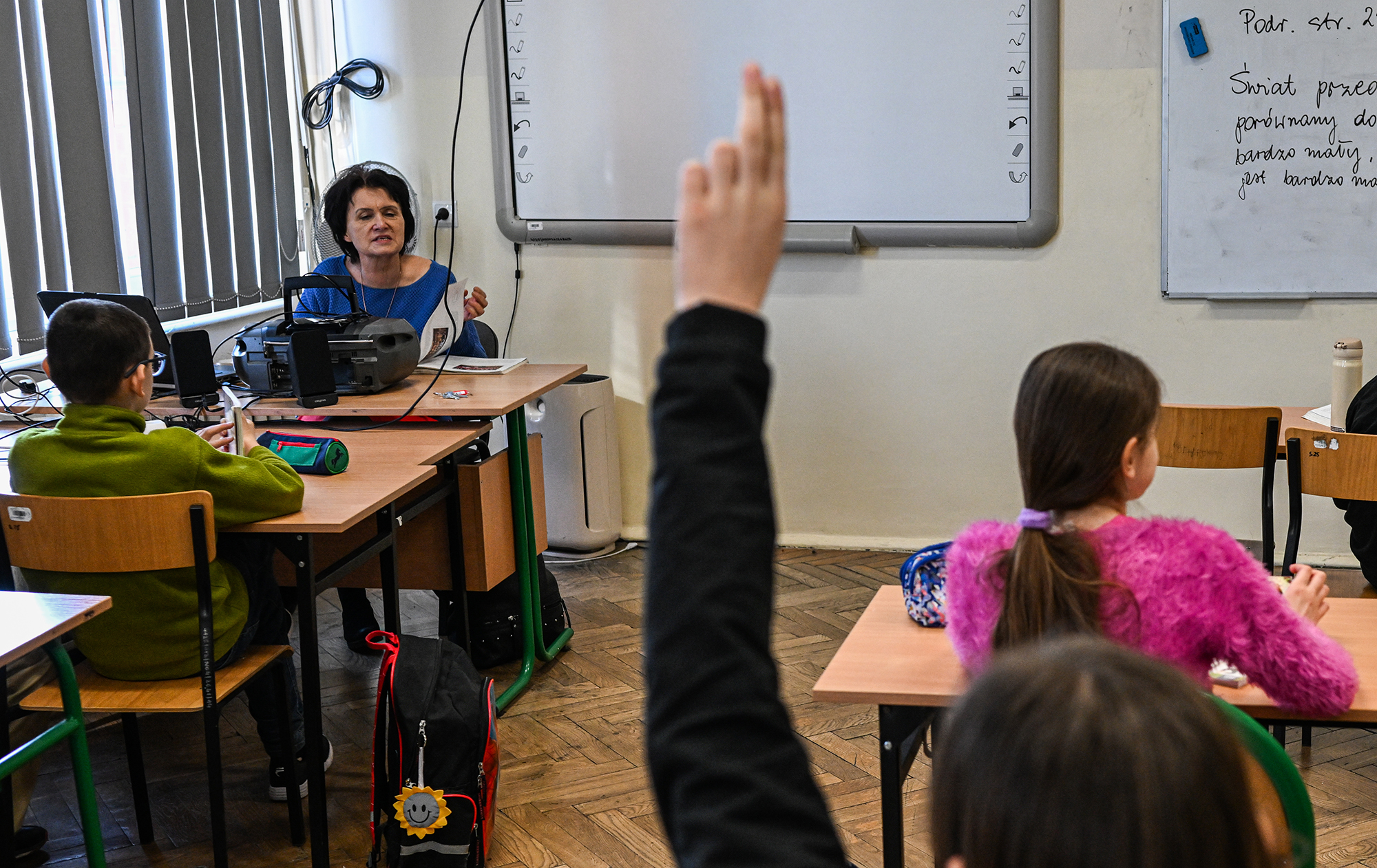 Выплаты и школа. Какие будут новые правила для украинских беженцев в Польше