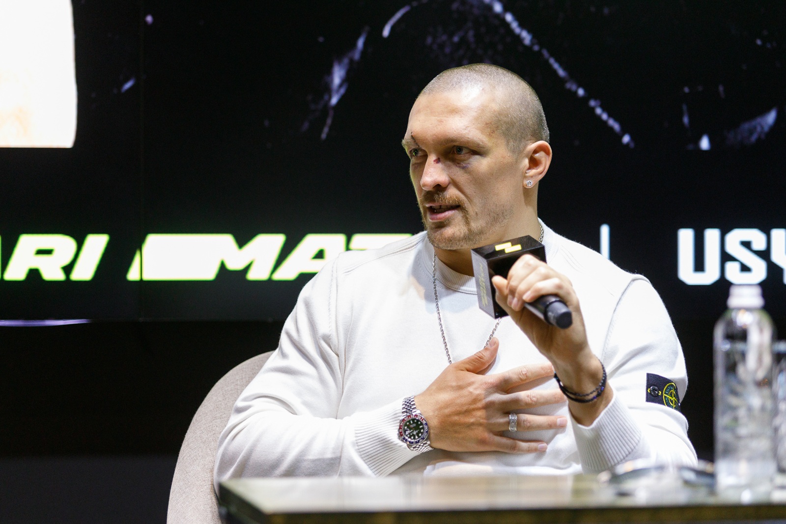 Сім'я і повага до ЗСУ: які символи закладені у чемпіонському халаті Усика від Stone Island