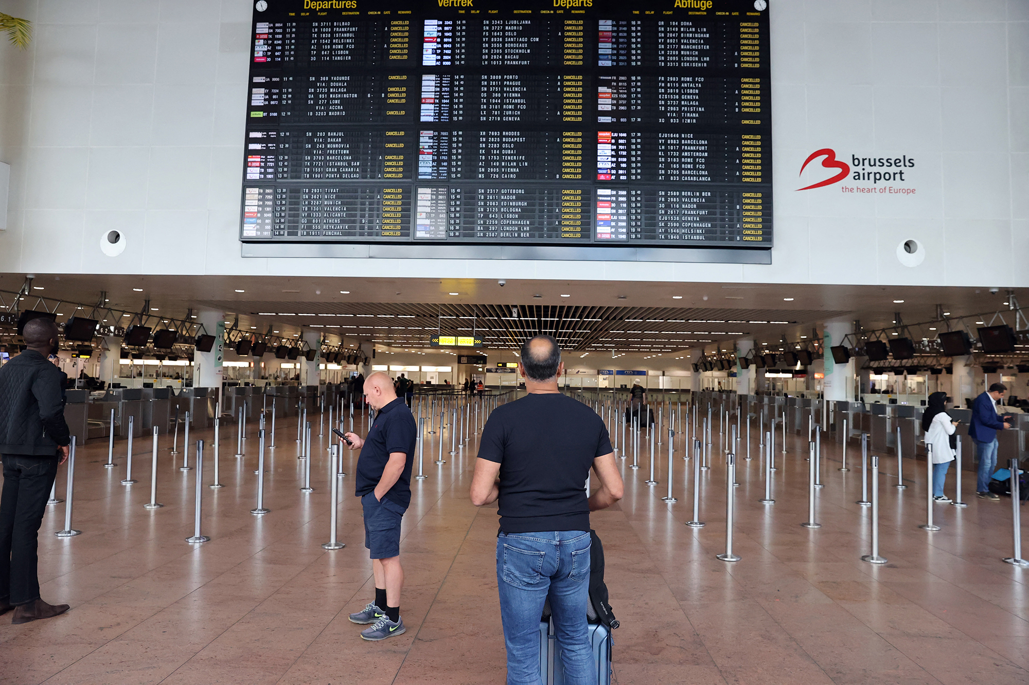 Аэропорты Европы охватили забастовки, рейсы отменяют: что происходит