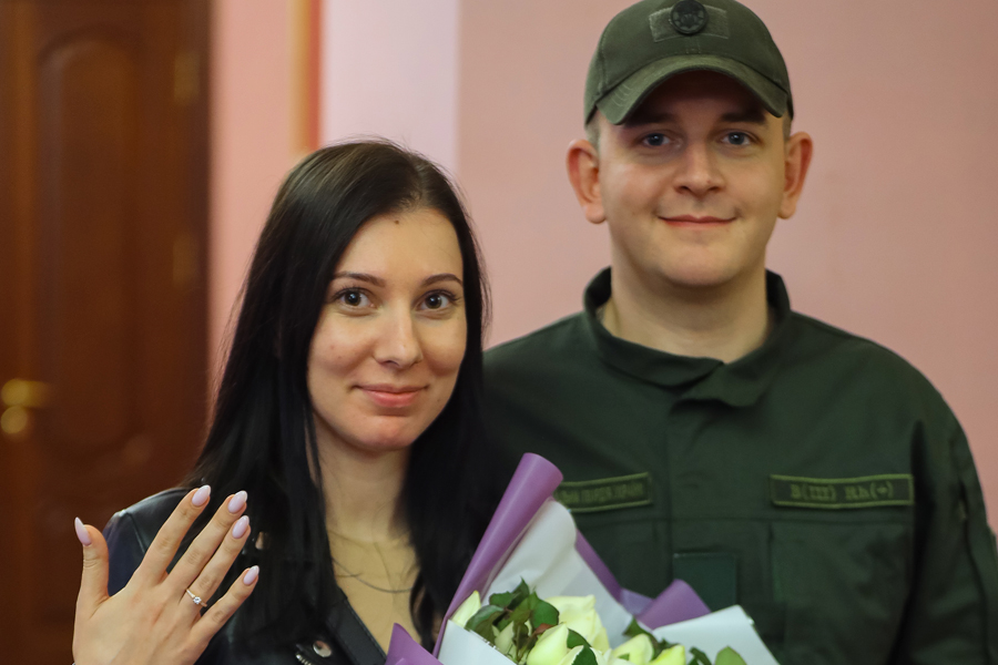 Офицер Нацгвардии сделал романтическое предложение любимой на концерте Иво Бобула: милые фото