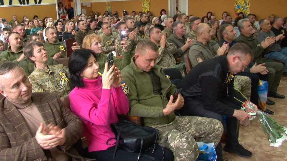 В Черкассах школьники пением и танцами собрали 50 тысяч для ВСУ: трогательное видео