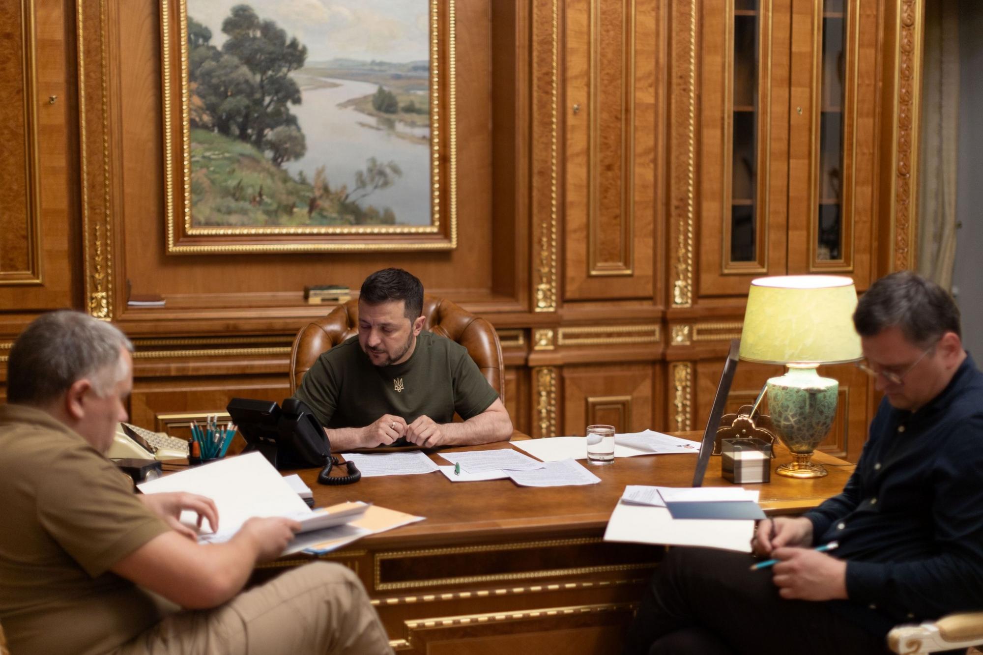 Эксперт по драгоценным камням проанализировал рабочее место Зеленского и рассказал интересные детали