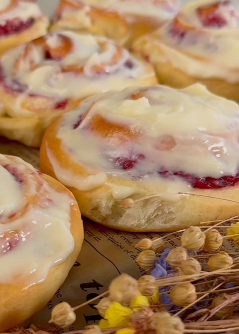 Найкращий варіант побалувати родину. Тримайте рецепт сінабонів з малиновою начинкою