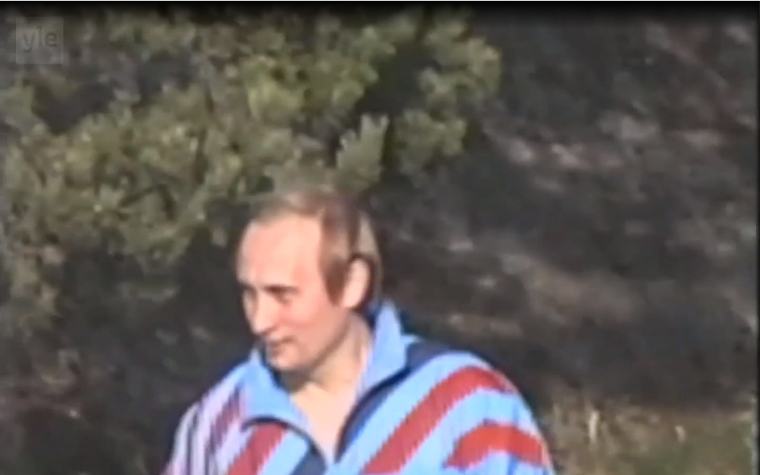 С плохой прической и опущенным взглядом: каким был Путин в 90-х годах (фото)